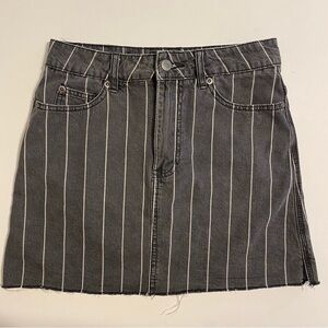 RVCA Rowdy Denim Mini Skirt Stone Washed Black High Rise‎ Raw Hem Size 27